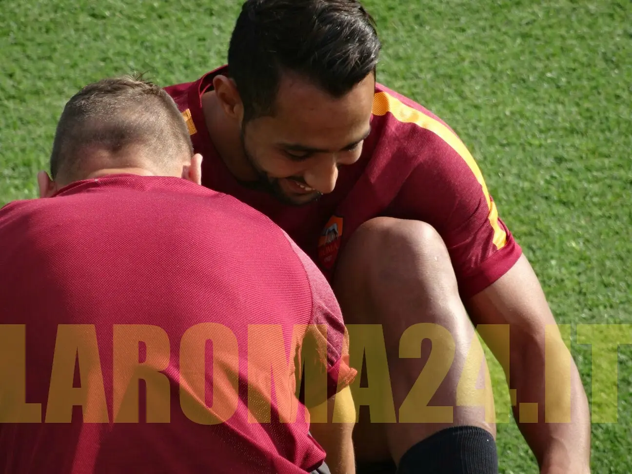 totti benatia si allacciano scarpine sorriso benatia