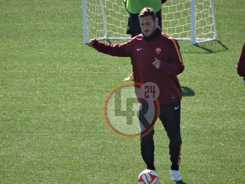 totti calcia rifinitura feyenoord lr24