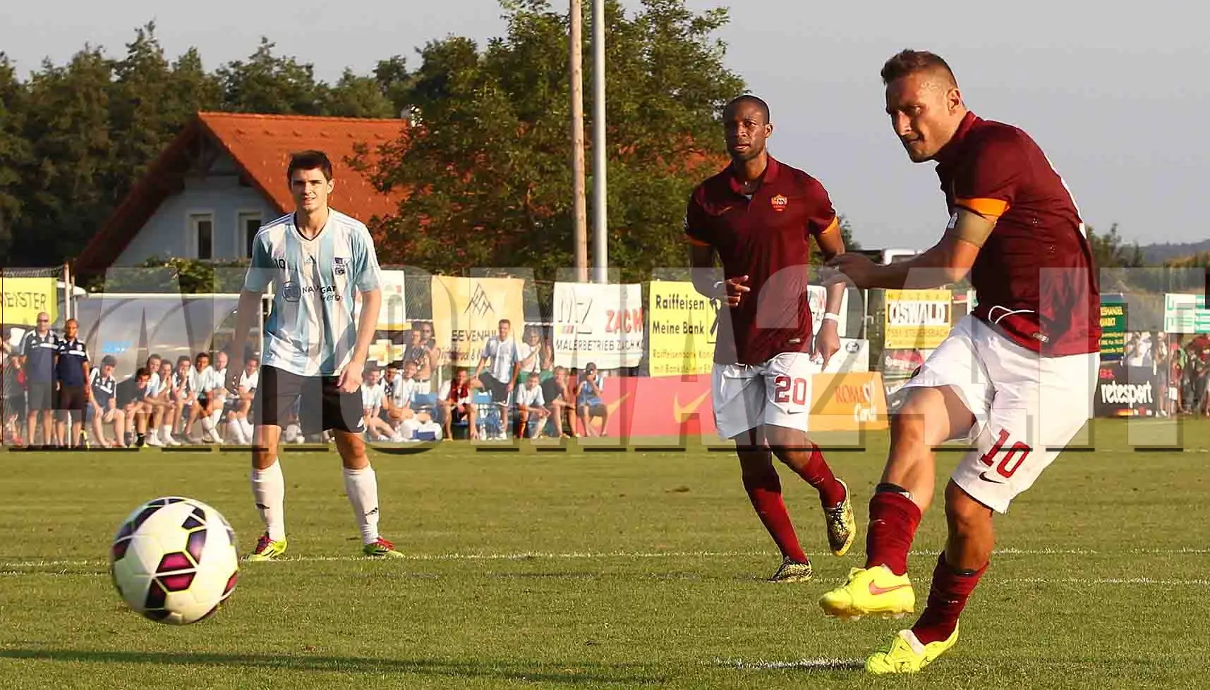 totti calcia rigore