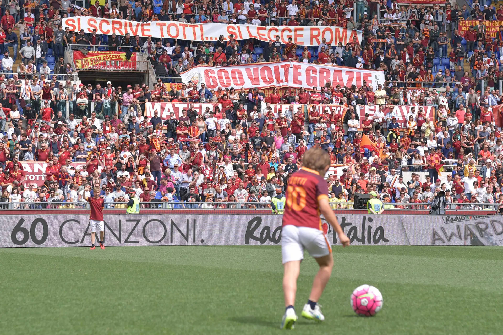 totti cristian striscione sullo sfondo