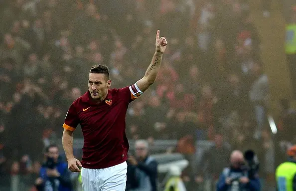 totti esulta dito al cielo ottima sud sfondo roma lazio derby 1112015