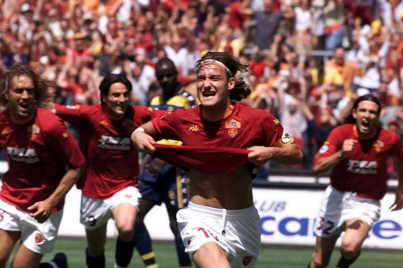 totti esulta gol scudetto 20011