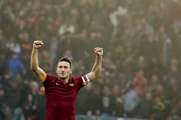 totti esulta ottima sud sfondo roma lazio derby 1112015
