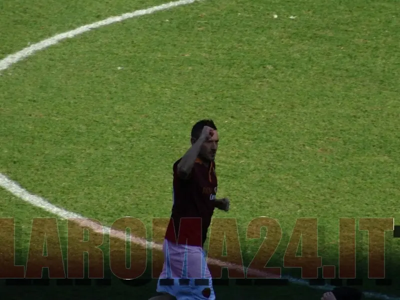 totti esulta pugnetto contro verona lr24