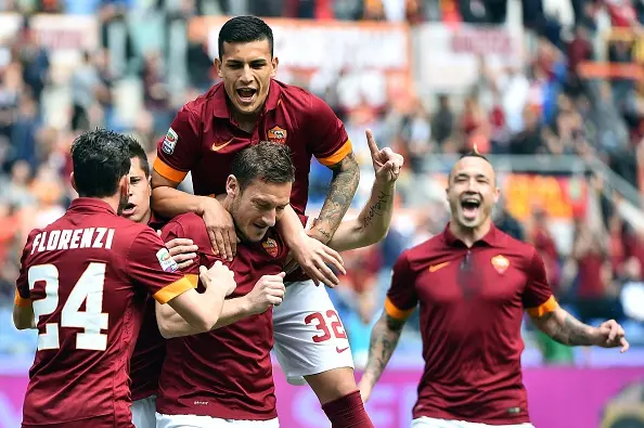 totti esultanza gruppo roma atalanta 10042015