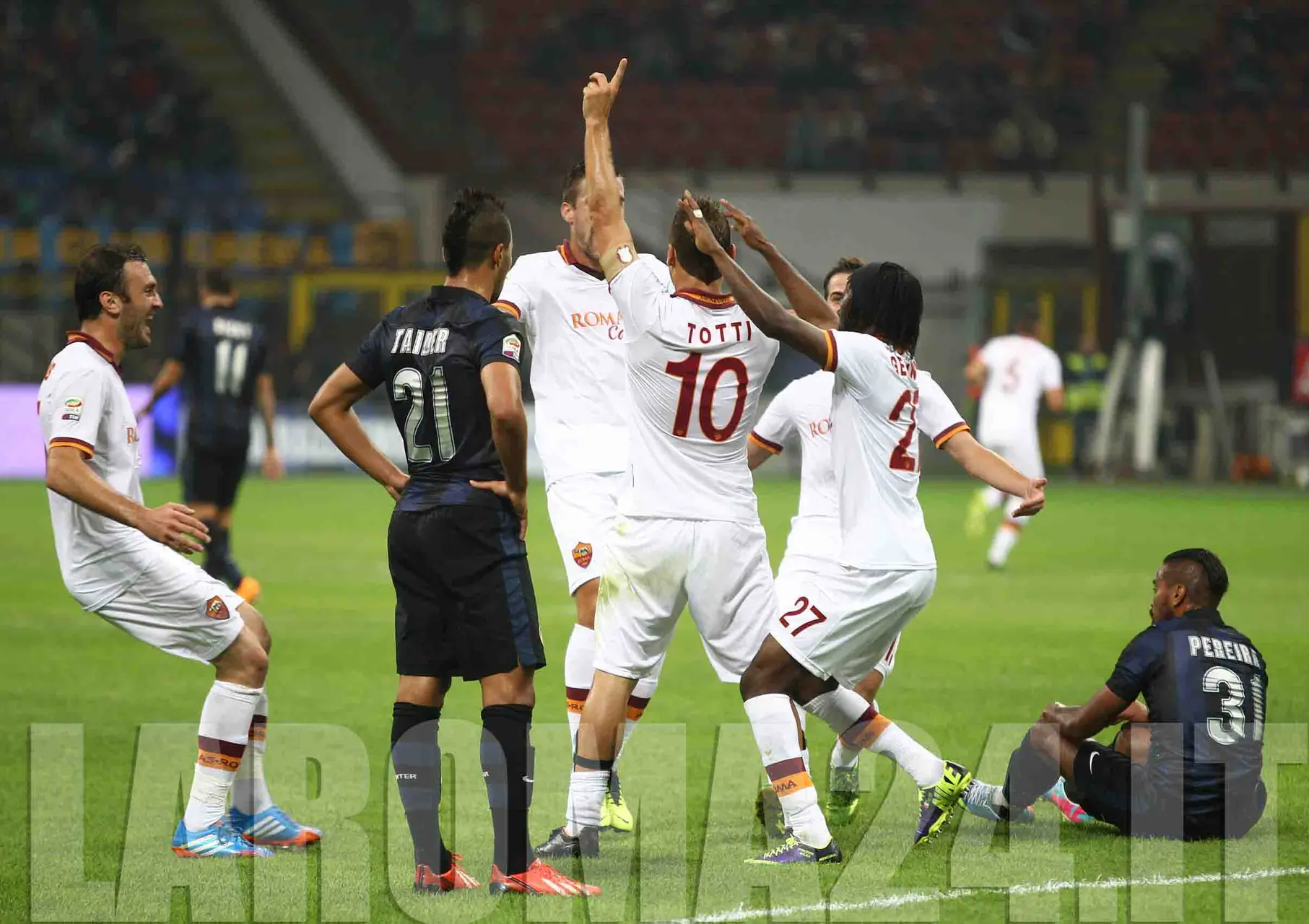 totti esultanza spalle inter roma 051013 mancini
