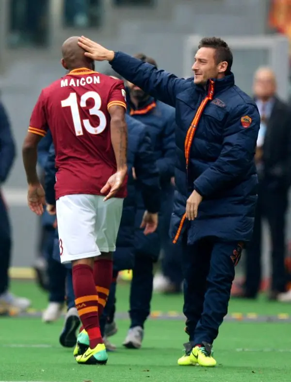 totti giaccone maicon mano sulla testa roma fiore
