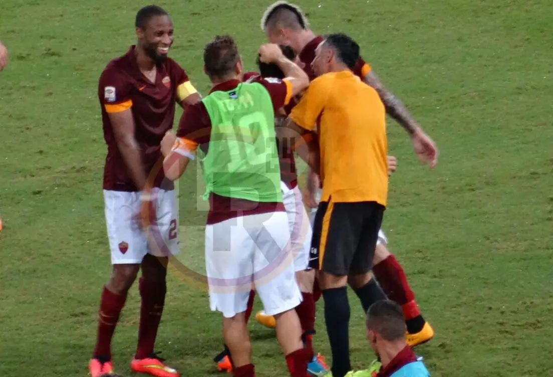 totti in campo esultanza gol florenzi roma verona