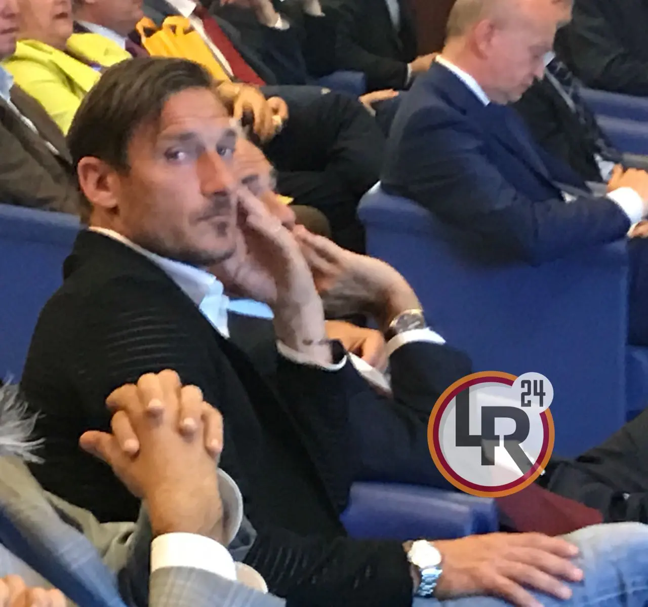 totti mezzo busto seduto al coni lr24