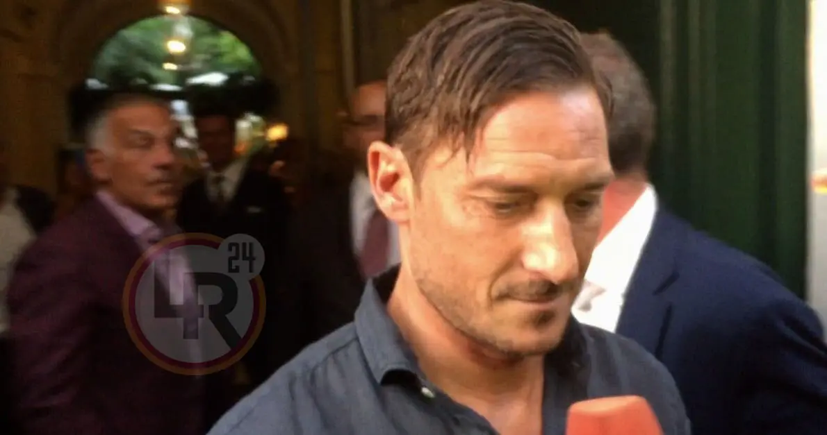 totti microfono pallotta sfondo