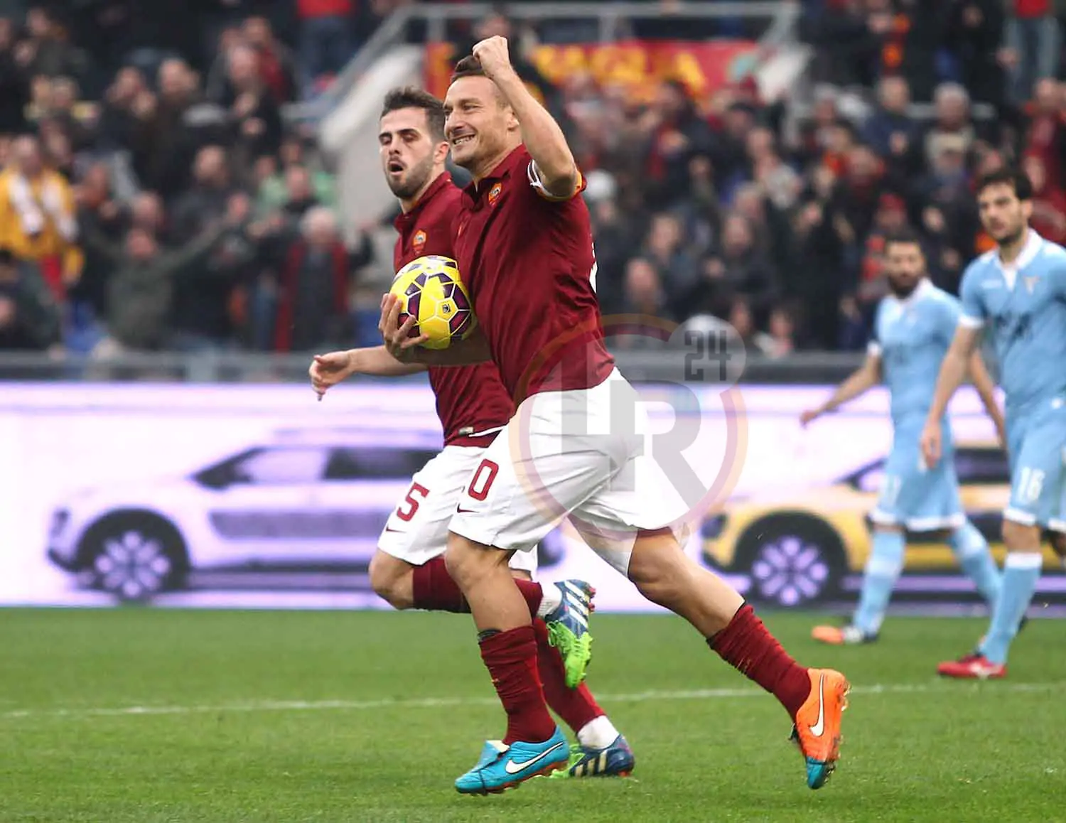 totti pallone corsa derby 110115 mancini