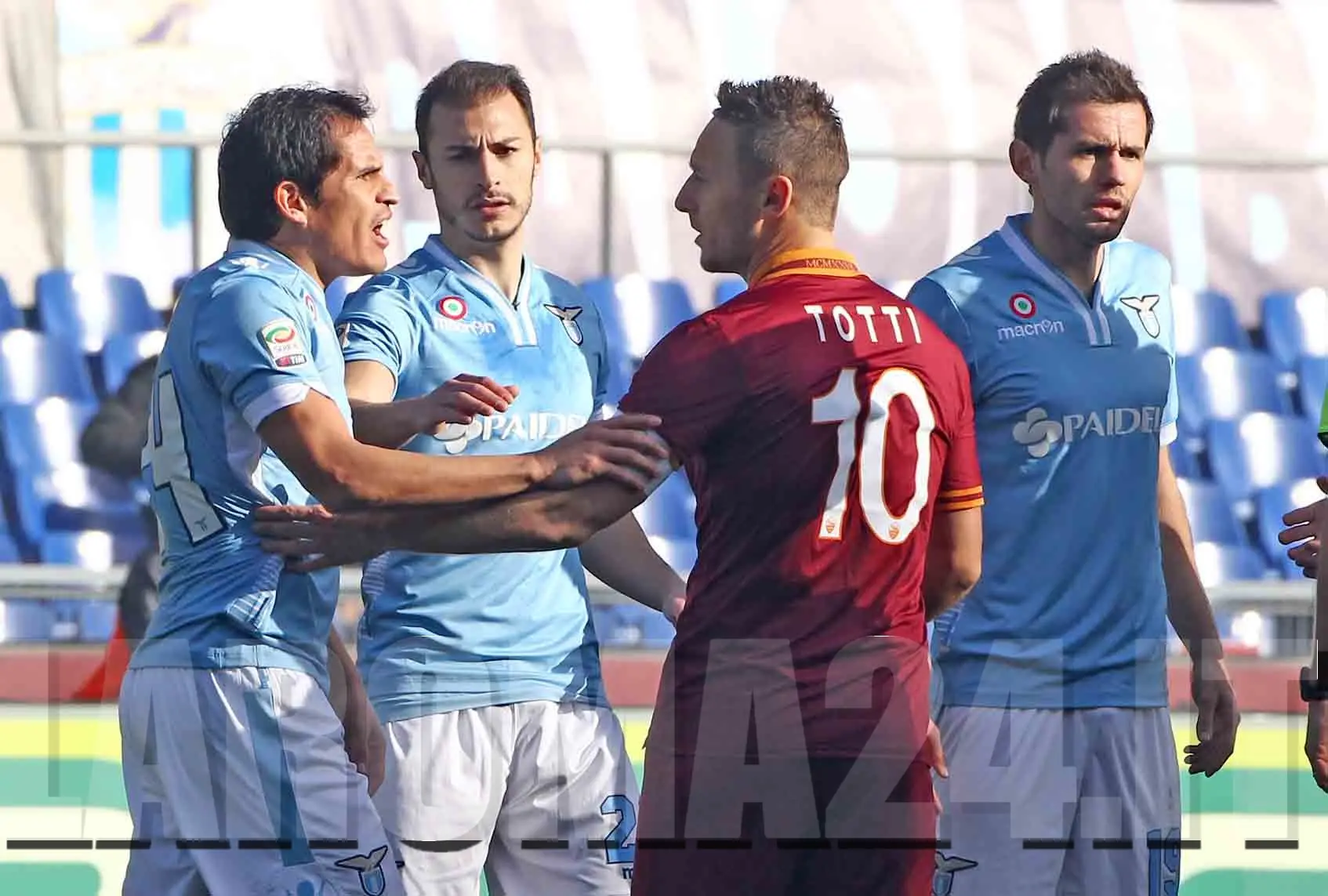 totti parla con ledesma lulic e radu guardano mancini lr25