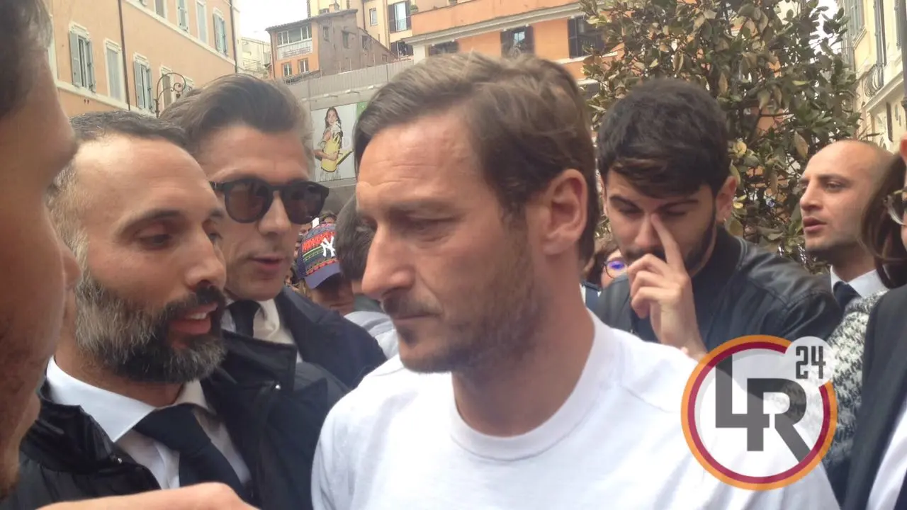 totti primo piano uscita nike store 1