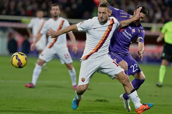 totti protegge palla fiorentina roma 26012015
