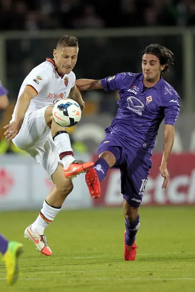 totti prova a saltare aquilani fiorentina roma