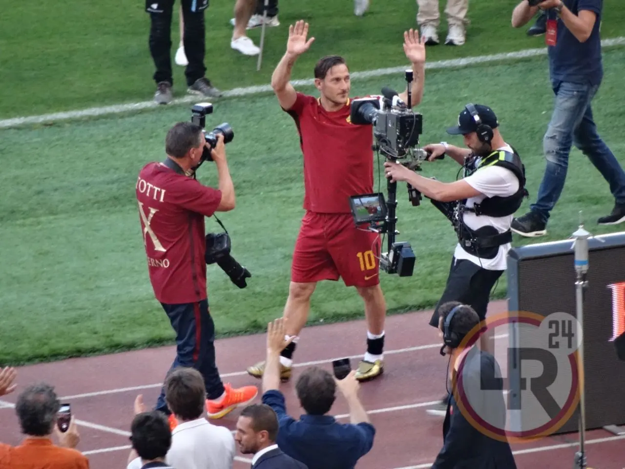 totti saluta lr24