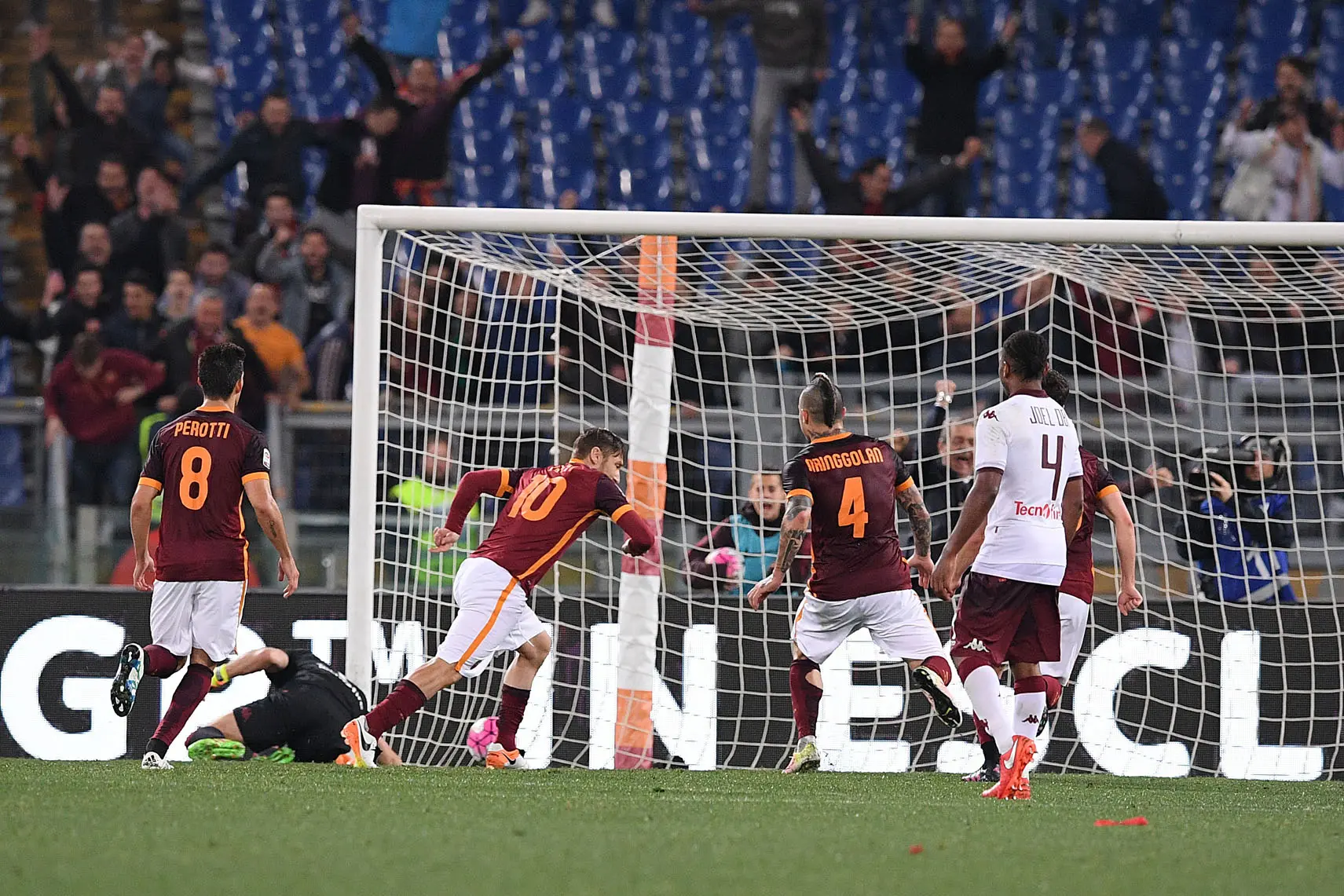 totti scatta dopo gol roma toro