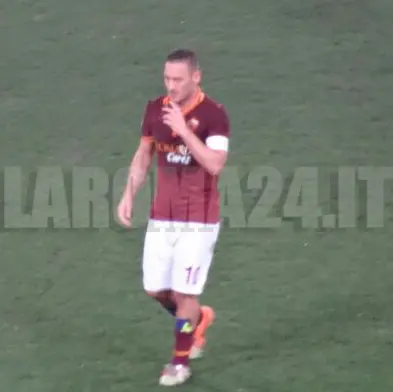 totti tutta figura esce