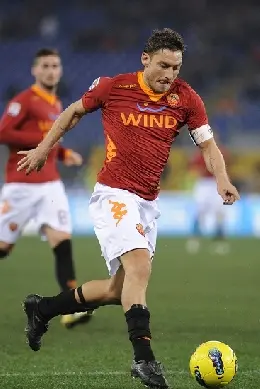 totti tutta figura palla al piede roma cesena 210112