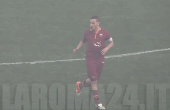 totti tutta figura sfocata