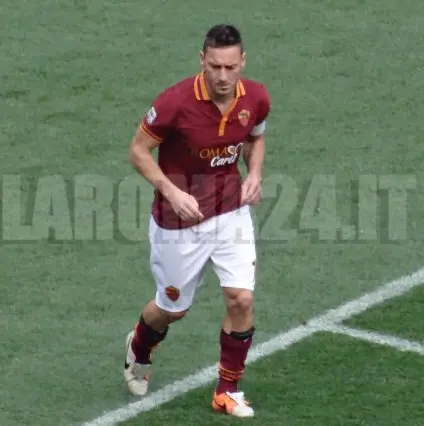 totti tutta figura testa bassa buona