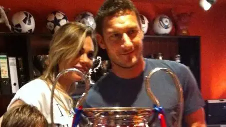 totti visita el museo del barca