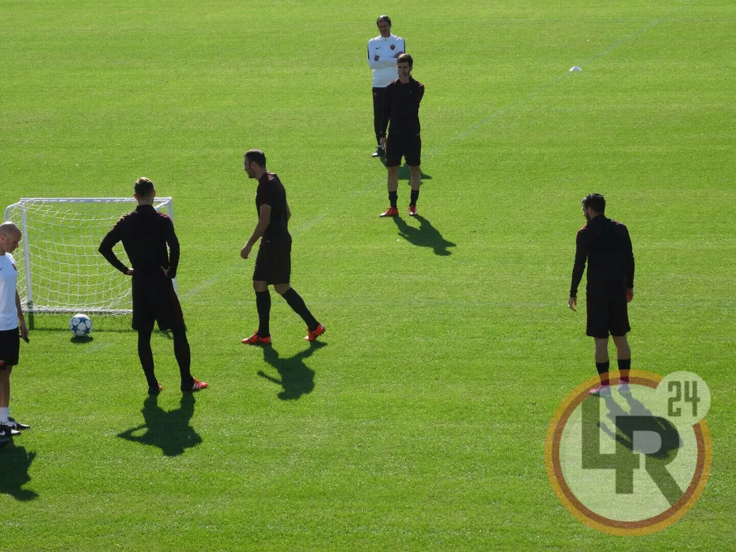 trigoria gruppo in campo garcia osserva lr24