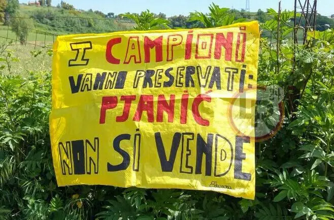 trigoria striscione pjanic non si vende