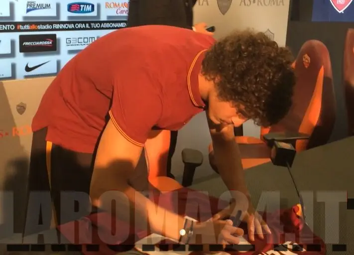 ucan piegato firma maglia lr24