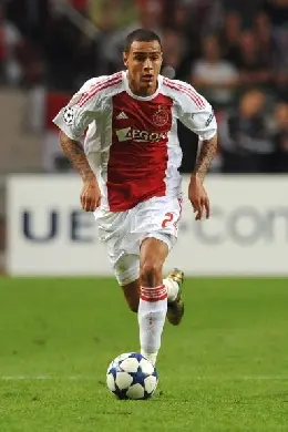 van der wiel corre palla al piede