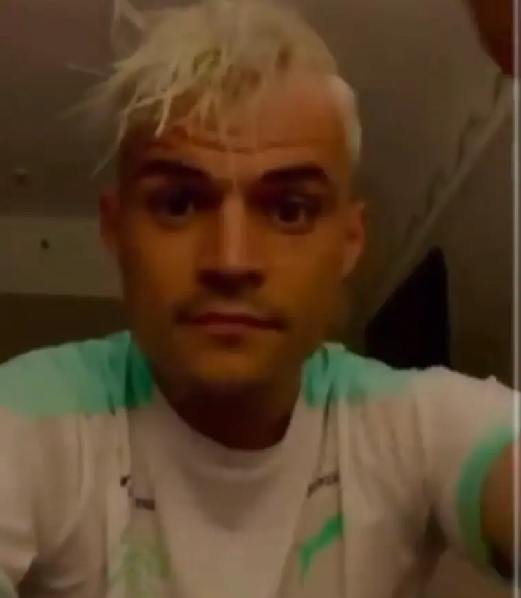 xhaka look biondo