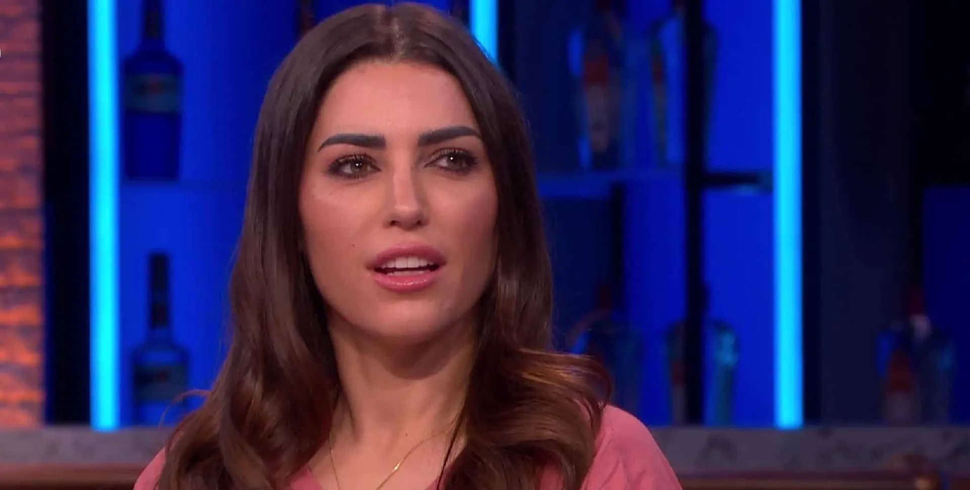 angstaanjagende yolanthe cabau smeert zich in met goedje