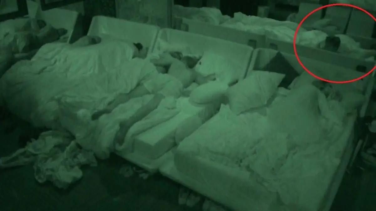 big brother slaapkamer slaapzaal duim opsteken camera nacht bed delen
