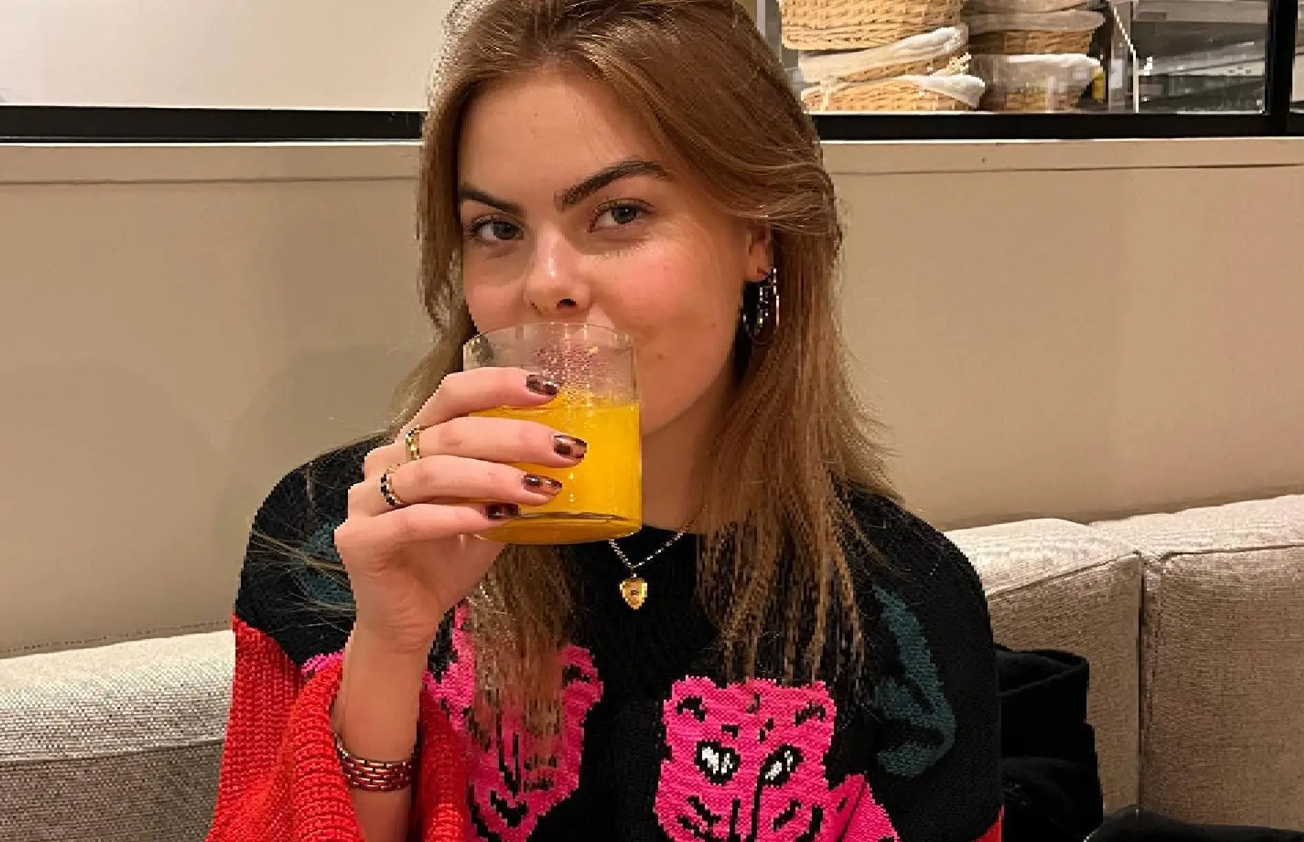 eloise van oranje laat van alles zien in badjasje