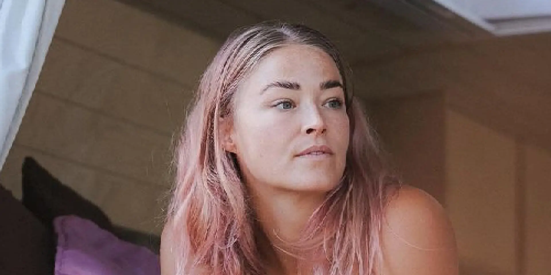 foto geraldine kemper ligt half ontkleed in haar campertje 2
