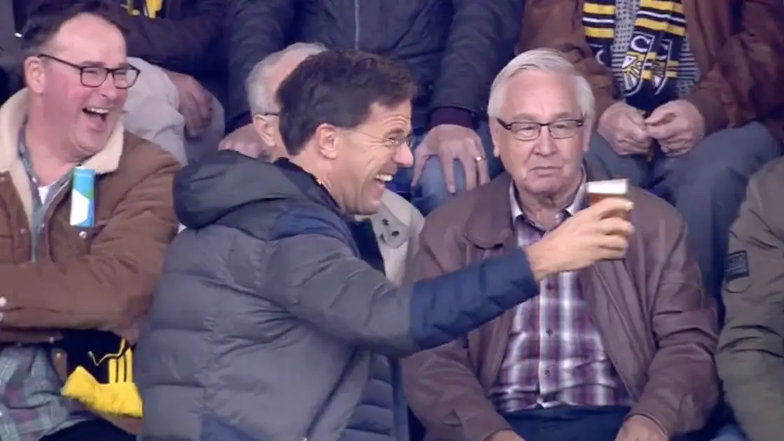 mark rutte voetbal bek houden