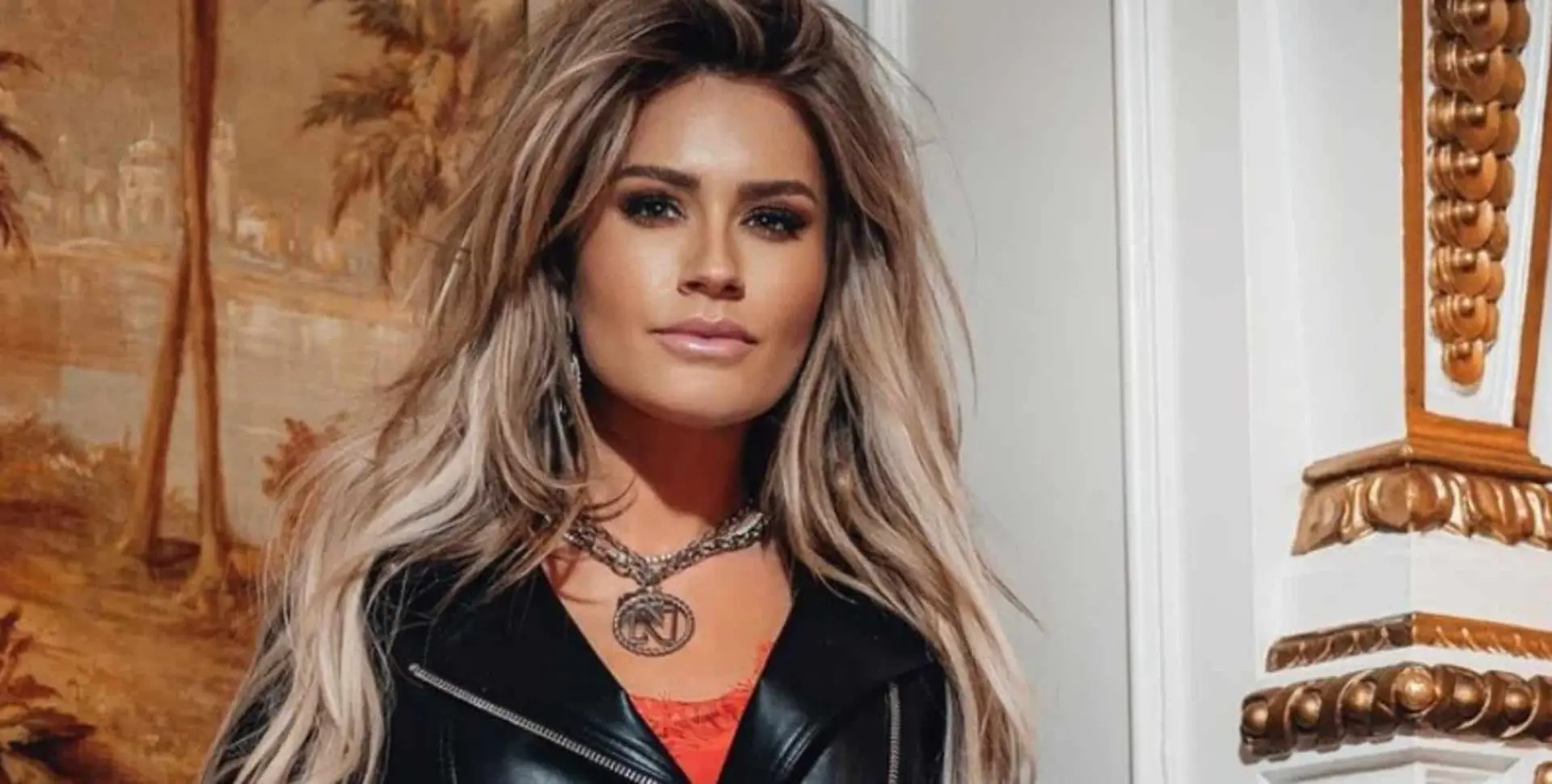 nikkie plessen deelt kleding