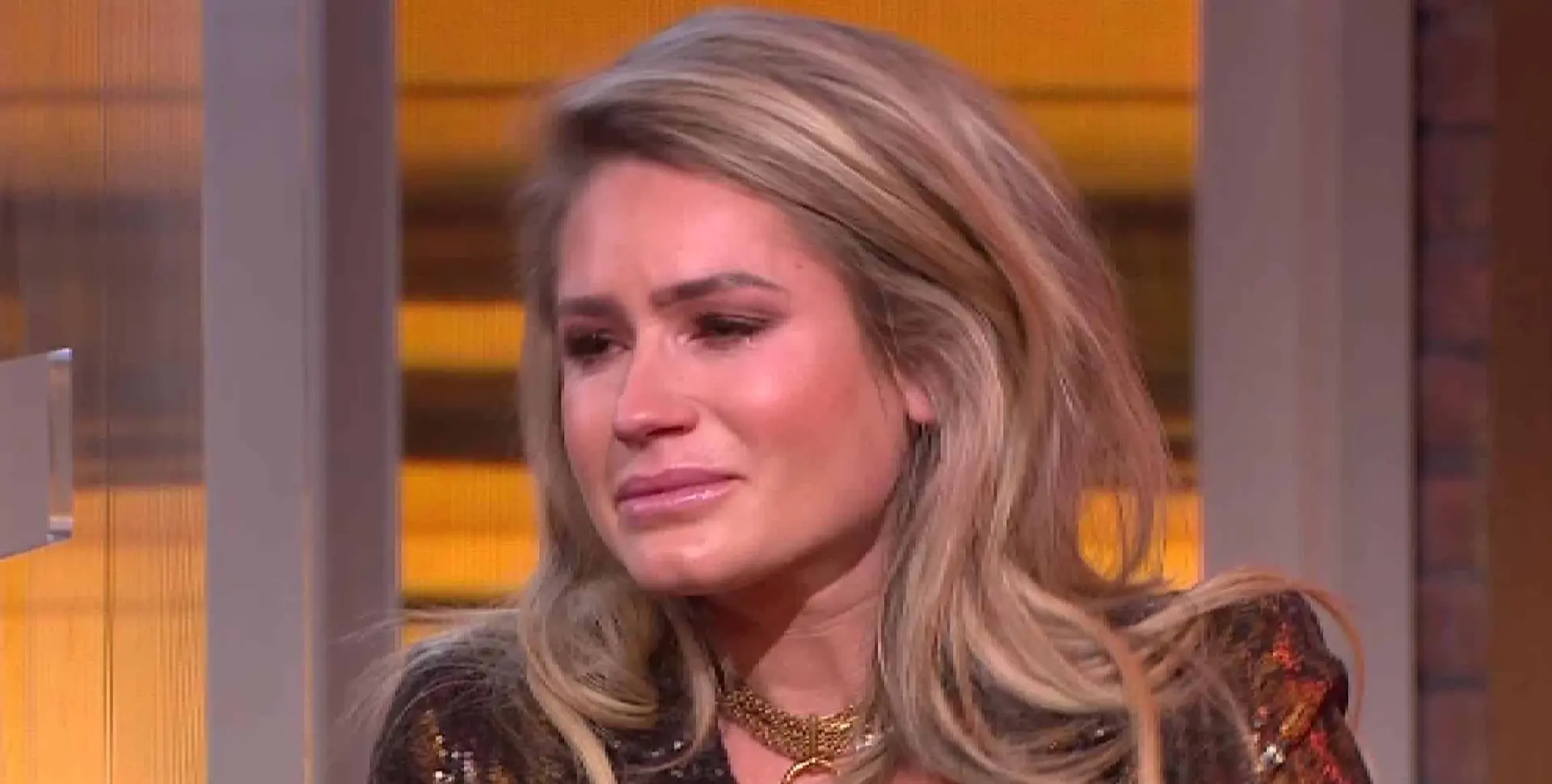nikkie plessen verminkt enkels op onmogelijke foto