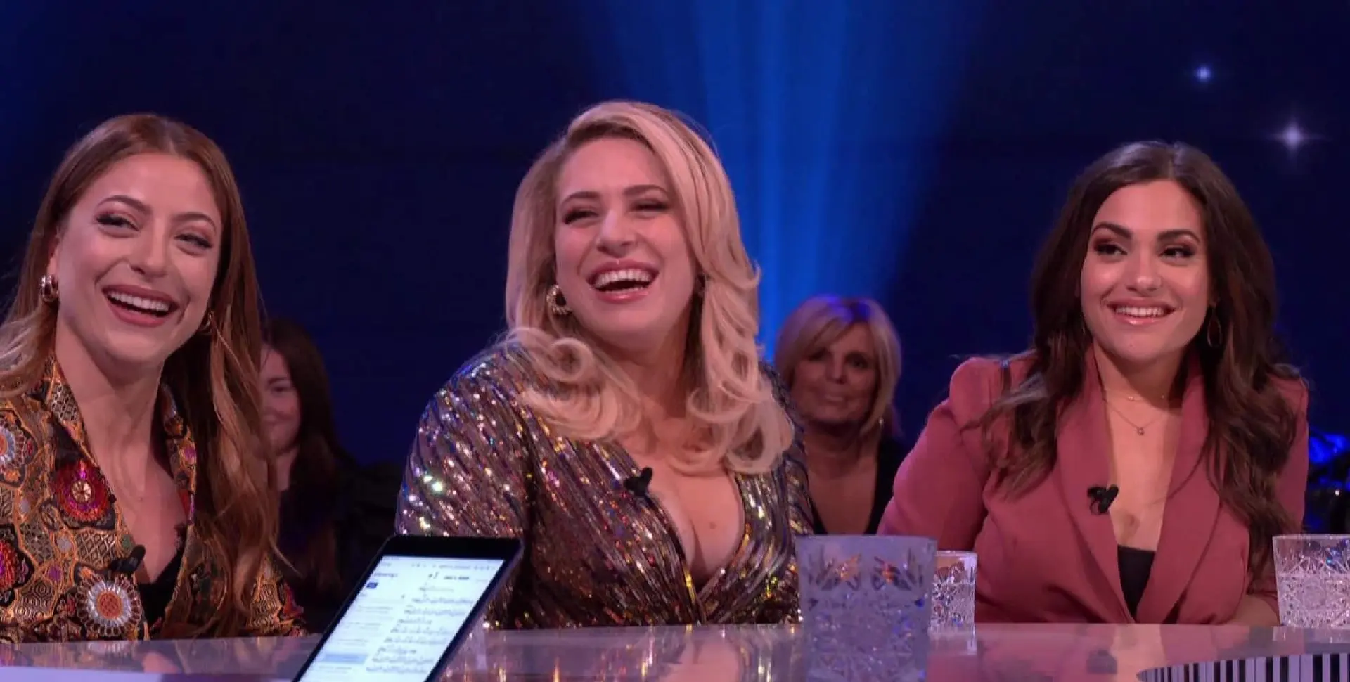 og3ne laat verleidelijke kant zien op pikante foto