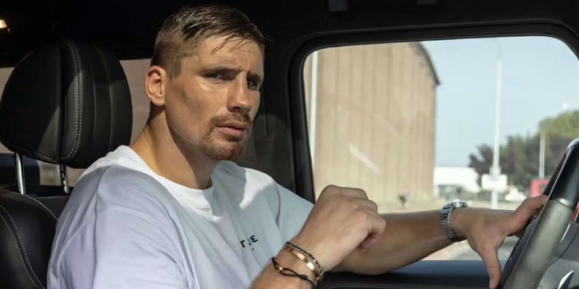 rico verhoeven en zijn vriendin naomy van beem filmen gezellige sessie in donkere auto