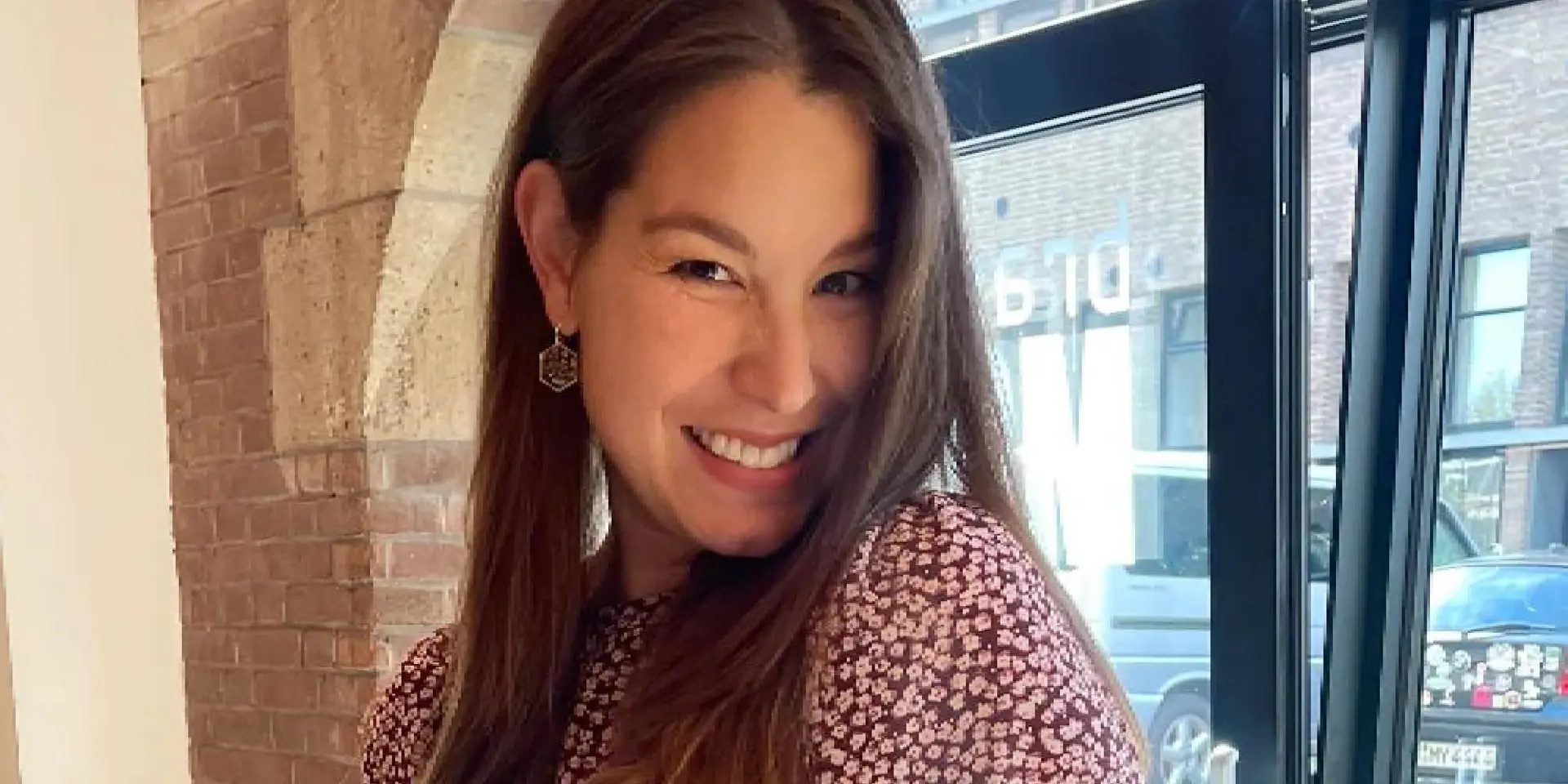 viaplay presentatrice amber brantsen schrikt van nieuwsbericht waaruit blijkt dat haar kind andere vader heeft