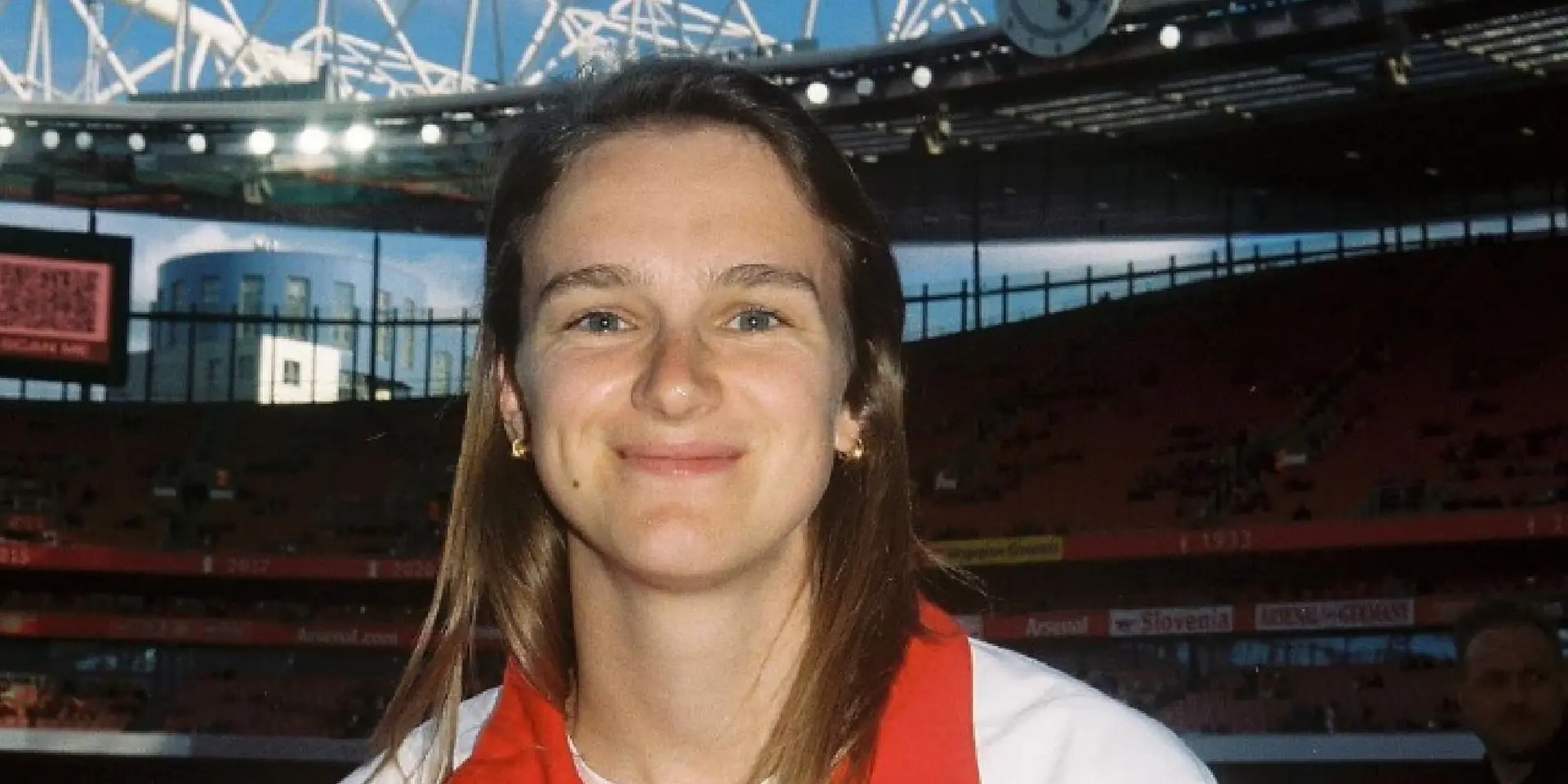 voetbalster vivianne miedema poseert in pyjama voor goed doel