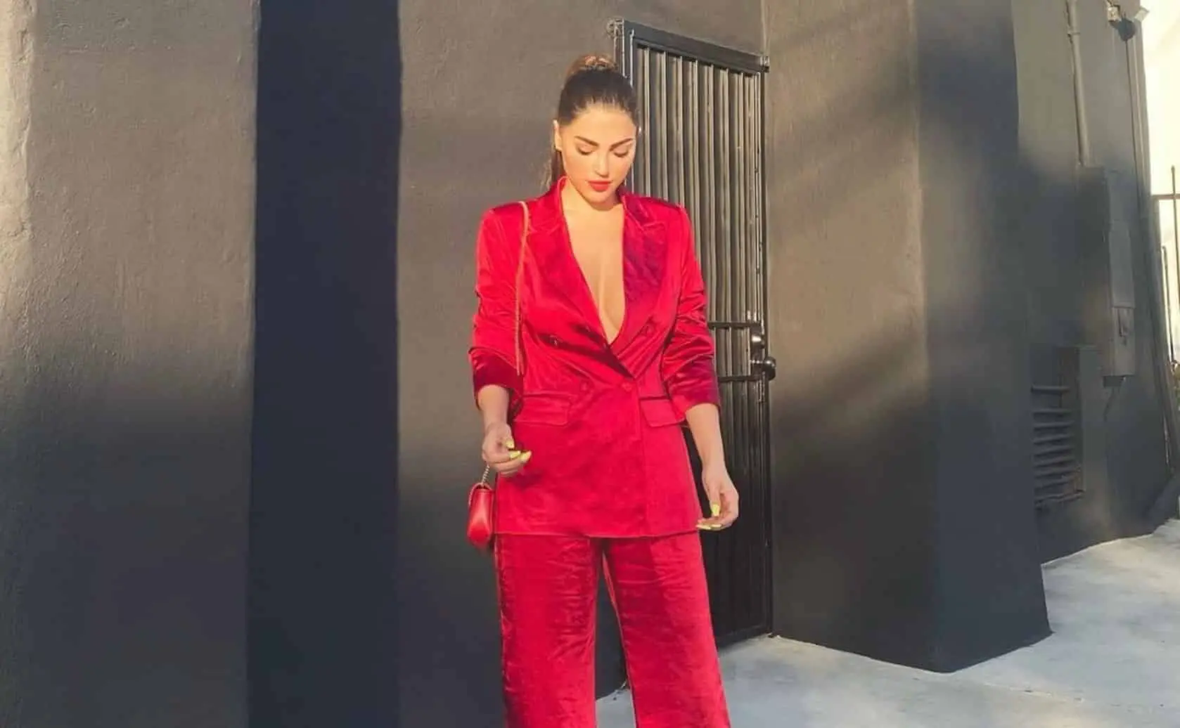 yolanthe cabau van kasbergen valentijnsdag jasje open