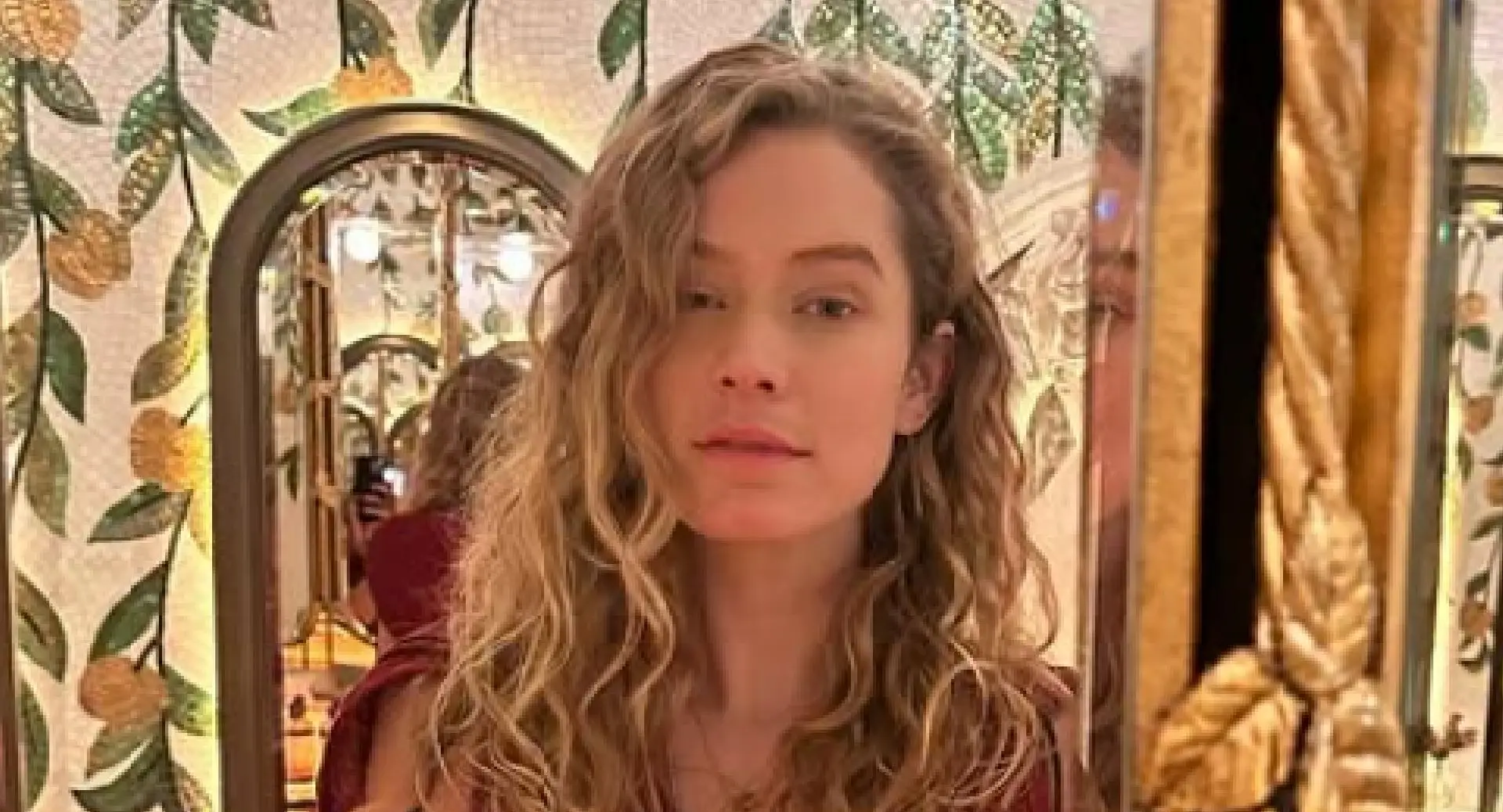 model en dj sharon pieksma laat zich onderkliederen in jungle en stopt haar neus vol met medicijnen fotos