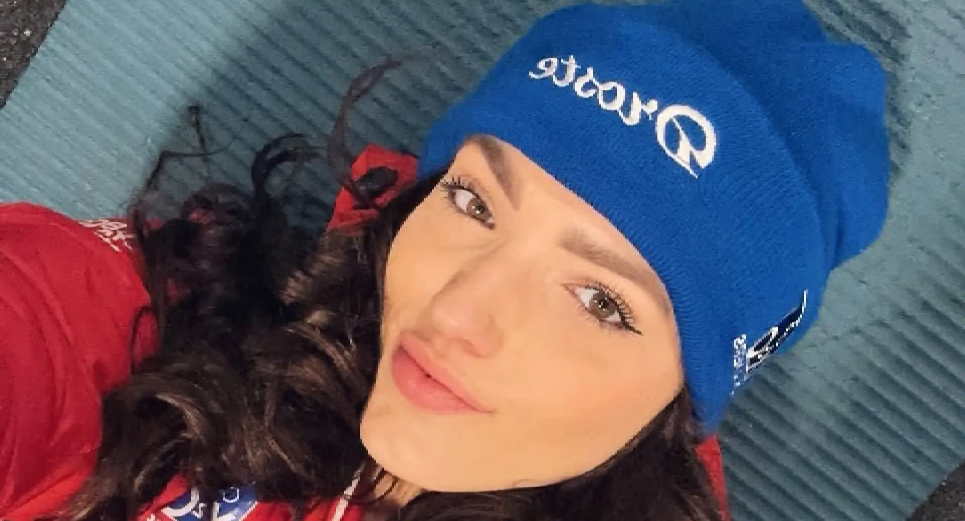 zeldzaam schaatsster pien hersman poseert voor spiegel met haar knappe zusje fotos