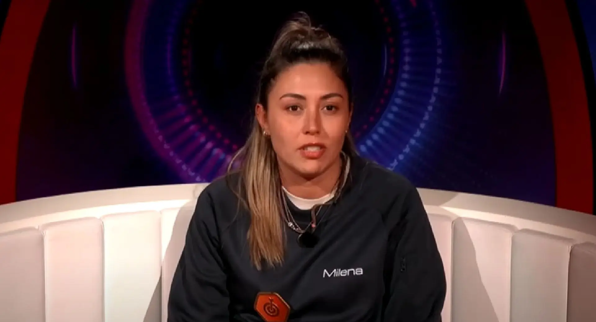 big brother kandidaat milena schrikt zich dood mannelijke medebewoner slaat toe als de lichten uit zijn video
