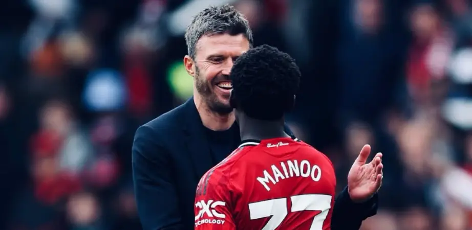 Kobbie Mainoo with Manchester United manager Carrick