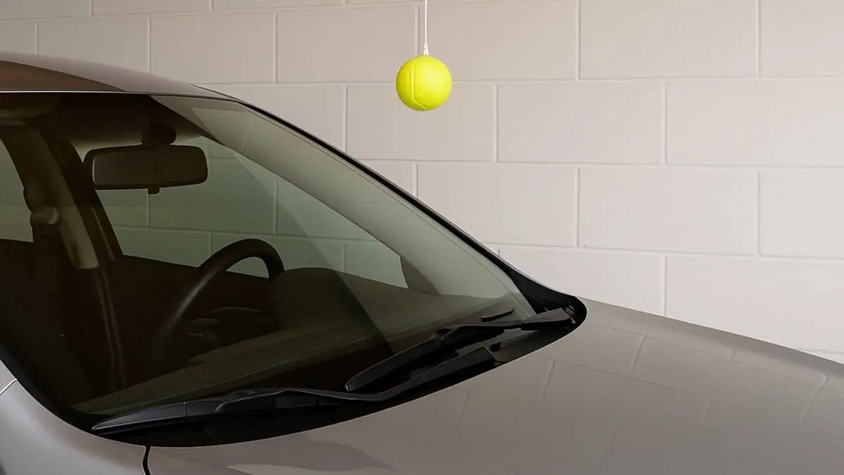 251003GARAGETENNISBAL