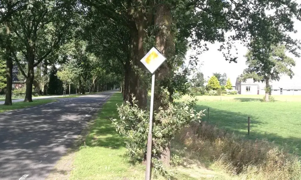 Bord-voorrangsweg-2000x1200
