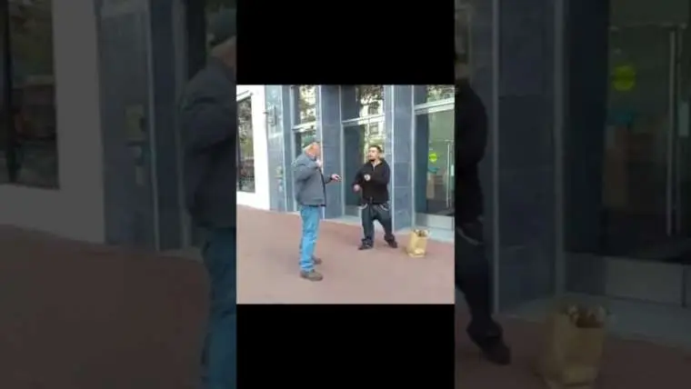 onderschat opa slaat jonge jongen die hem uitdaagt in n klap knock out